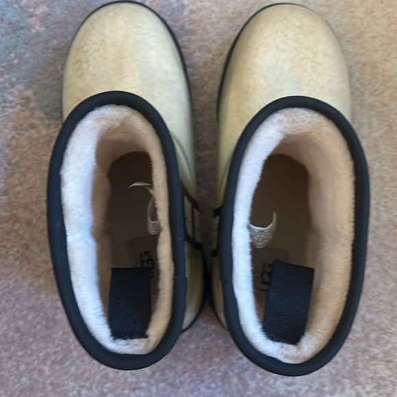 Ugg classic clear mini boot natural/black size 8 NWT - Picture 10 of 12